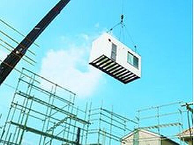 【工場品質をそのままカタチに】トヨタホームは、ユニットの据付から屋根の防水工事までわずか1日で作業完了するので、雨によって家が傷む心配がありません。迅速できめ細かい施工によって、工場で作りこんだ品質をそのままカタチにします。