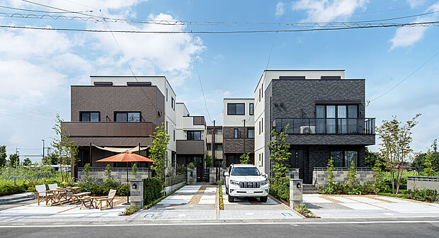 【街並み】タイル貼のウォールや、四季を楽しめる植栽計画が美しさを演出。建物やウォールの統一されたラインが際立つ洗練された街並み。