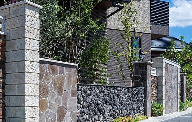 【街並み】溶岩石を採用したウォールや、オリーブの木が豊かな表現を演出。