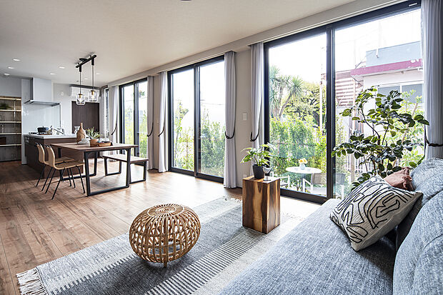 【リビング・ダイニング・キッチン】高さ約2.3mの「ハイサッシ」を配した明るく、開放感が気持ちの良い、LDK。家族と一緒に過ごす時間を堪能できます。