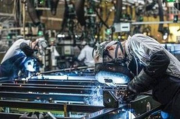 【「トヨタ・クオリティ」による工場品質】トヨタホームはより高い品質を実現するために、住まいの85％を工場生産しています。システム化された生産工程、充実した人材育成プログラム、500項目におよぶ検査体制、一つひとつのプロセスの積み重ねによって、バラつきのない安定した家づくりを実現しています。