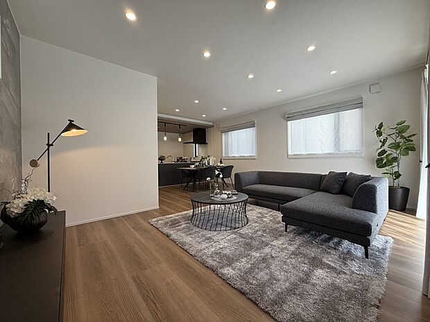 LDK
上質な素材と落ち着いた色調が調和する、洗練されたLDK。開放感と寛ぎを兼ね備えた、心地よい居住空間を演出します。