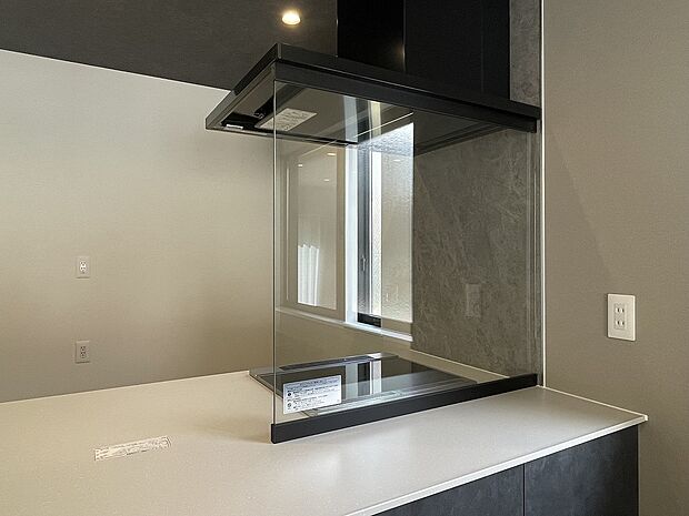 【強化ガラスパネル（オイルガード）】見通しのよい透明ガラスで全面を覆って、補煙効果を高めます。左右にフレームがないため解放感があり、お手入れも簡単です。