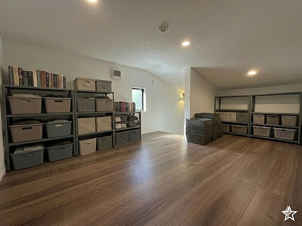 【小屋裏収納】季節物や大型荷物をすっきり収められる、小屋裏収納。住空間を圧迫せず、ゆとりある暮らしを支える便利な収納です。(小物は合成です)