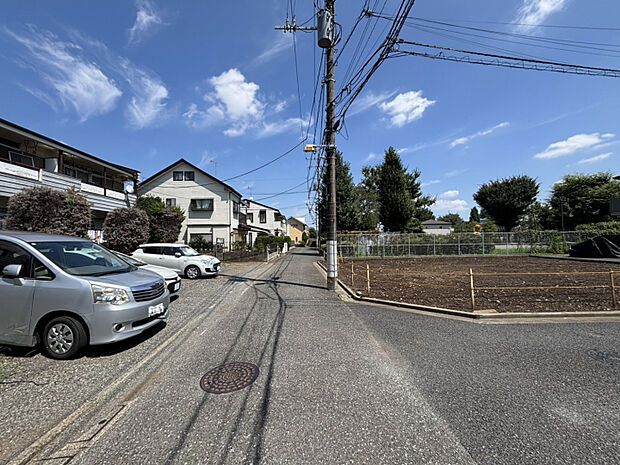 西側から見た北側前面道路　