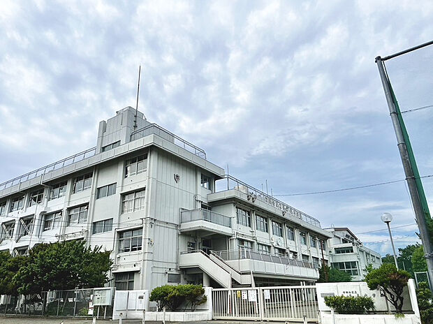 世田谷区立喜多見中学校（約784m）