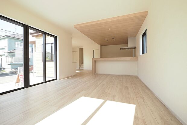 LDKは24.5帖の大空間！3方向窓があり明るく開放的な空間です。