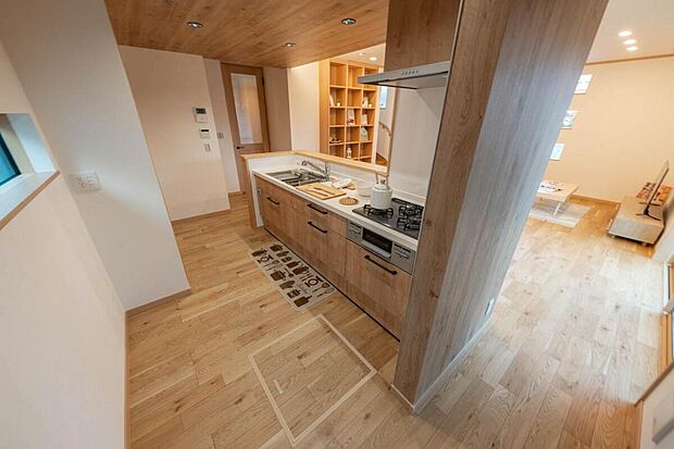 【参考プラン/キッチン】たっぷり収納できる棚付きのパントリーを完備。食品や調理器具をすっきり整理できます。