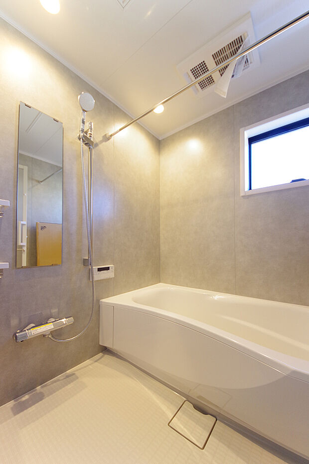 【浴室】住まい全体の世界観を引き立てる、清潔感と落ち着きを大切にしたバスルームです。