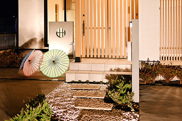 【玄関アプローチ】格子の玄関と丸窓のアクセントウォールが印象的な玄関アプローチ。