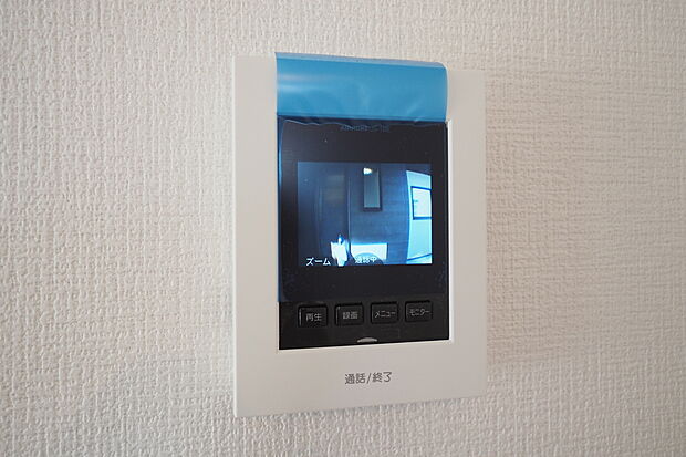 【テレビモニター付きインターホン】不在時の来訪も確認できるテレビモニター付インターホンで防犯面にも配慮。