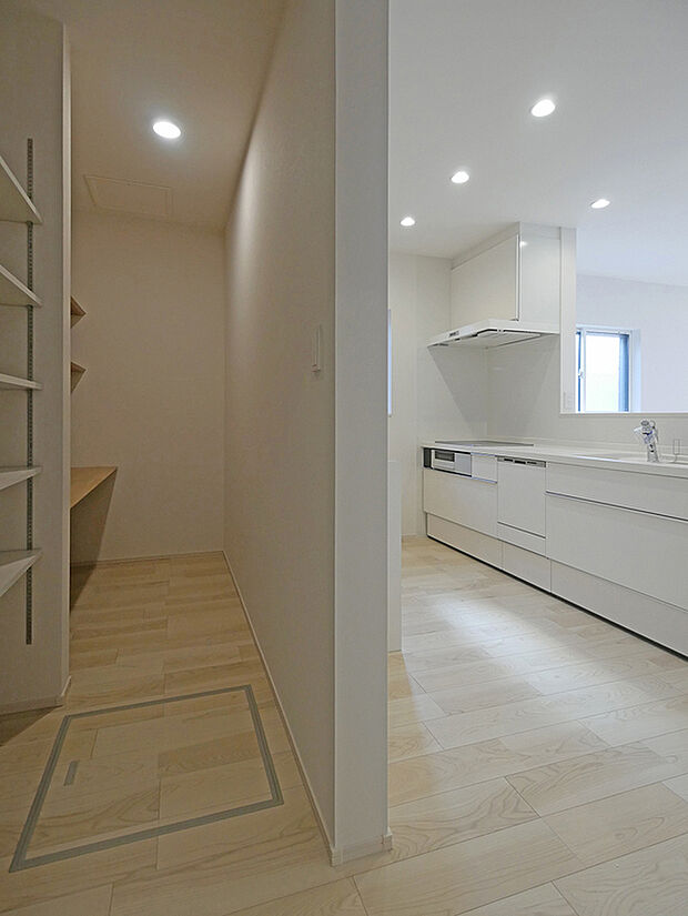 【BV26塩市4号地】キッチン裏に設けた大容量パントリー!食品のストックはもちろん、調理家電などの収納に重宝します!