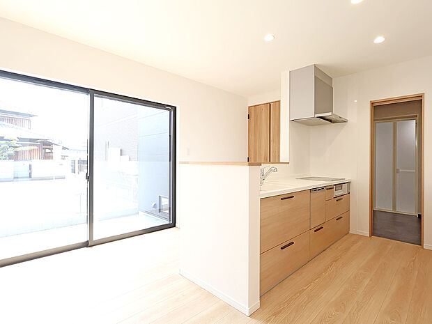 【12蓮池１号地】キッチンに立ちながらも中庭やリビングのお子さんにも目が届きやすく安心の配置です。
