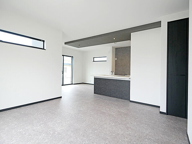 【BV稲美町加古1号地】広々18.5帖のＬＤＫで家族がゆったり集える空間。リビングからもキッチンやダイニングまで目が届き会話もしやすい配置です！