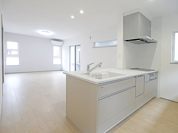 【43曽根3号地】対面式でキッチンに立ちながらも家族と会話も弾みます！フルフラットキッチンでスッキリした印象♪