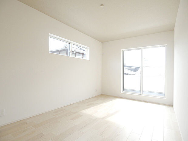 【【BV26塩市4号地】主寝室】2階7.5帖の主寝室は2方向の窓で明るく陽が入り風通しもうれしい!