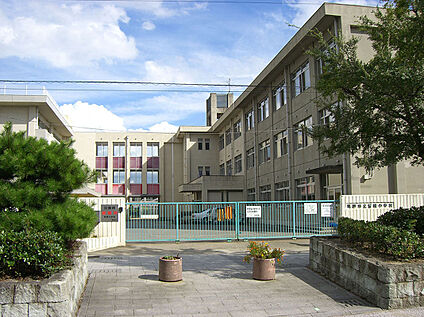曽根小学校 550ｍ(徒歩約８分)