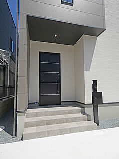 【３７伊保Ｂ号地】屋根付き玄関なので雨の日の出入りも安心