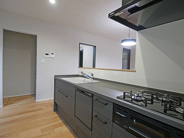 【【BV5尾上町今福7号地】キッチン・パントリー】キッチン横に設けたパントリーは食品などのストックに充実のスペースと使い勝手よく!