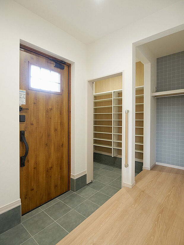 【【PT小松原D-3】玄関】2WAYシューズクローゼットと、つながるコート掛けのある玄関でお出かけや帰宅もスムーズに