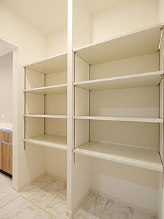 【ブロードヴィレッジ６野口町長砂５】パントリー