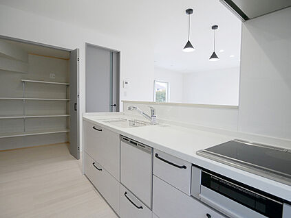 【BV６野口町長砂７号地】キッチン横パントリー