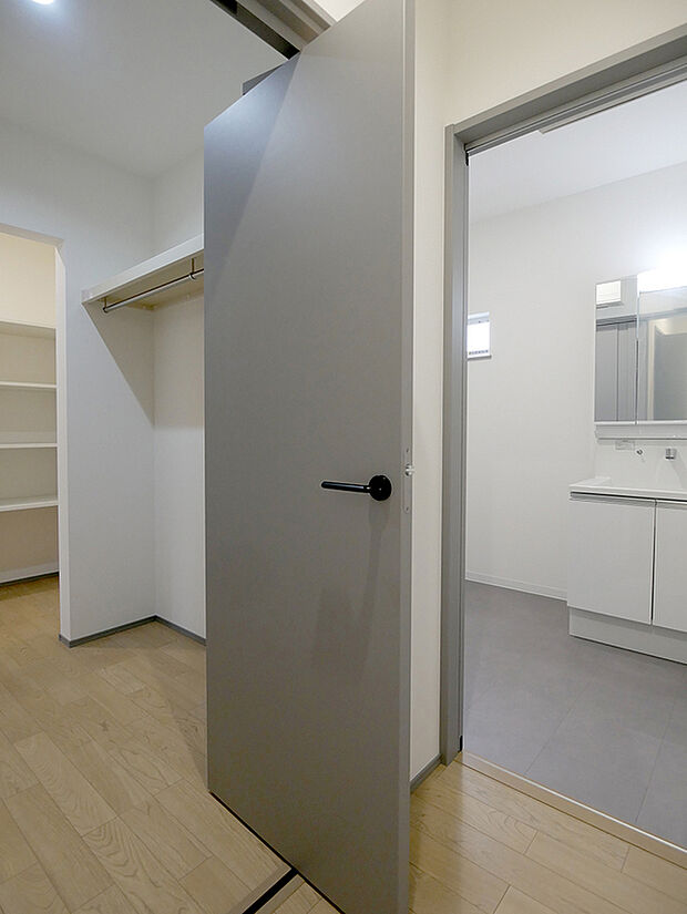 【【４３曽根３号地】ファミリークローゼット～洗面室】ファミリークローゼット横に配置した洗面脱衣室。帰宅時の手洗いなどもスムーズに行えます！