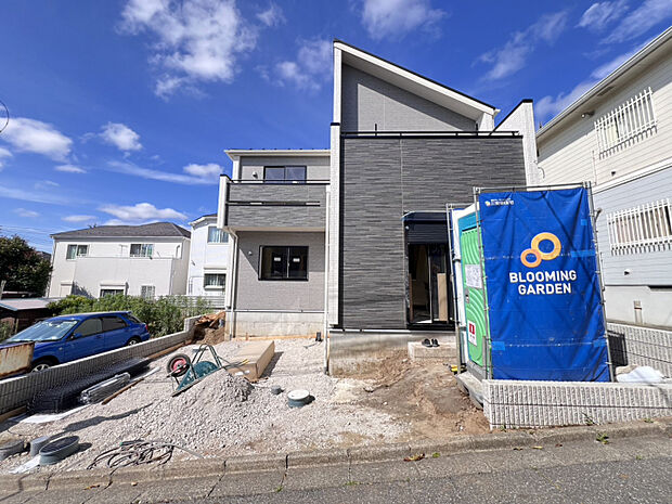 【外観写真】　低層の一戸建てを中心とした街並みが続いています♪周辺は高い建物が建っていないので、採光や開放性に恵まれ、空が広く緑の多い閑静な趣を感じる環境です。