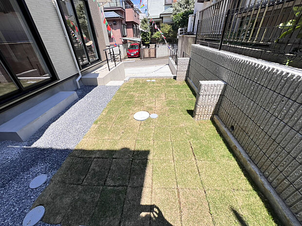 【【庭】】南側に位置するお庭は駐車スペースへの行き来も可能です。お子様のプレイスペースや家庭菜園など、多用途に活用できます◎