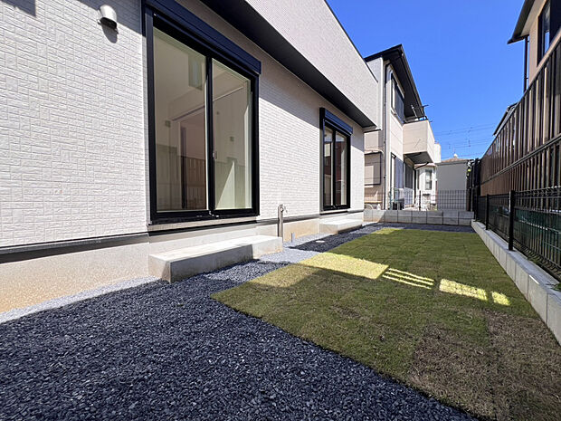 【【お庭】】南側に位置するお庭です。お子様のプレイスペースや家庭菜園など、多用途に活用可能です。ご家族団らんのひと時も◎