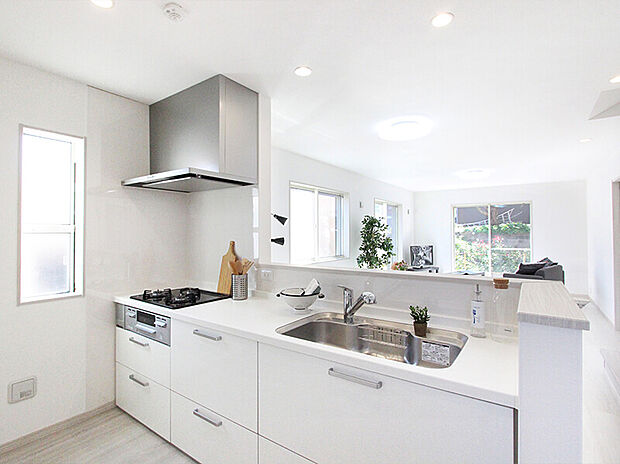 【[施工例]キッチン】対面式採用でLDKが見渡せる広々ゆとりあるキッチン。