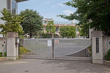 狭山市立西中学校 957m