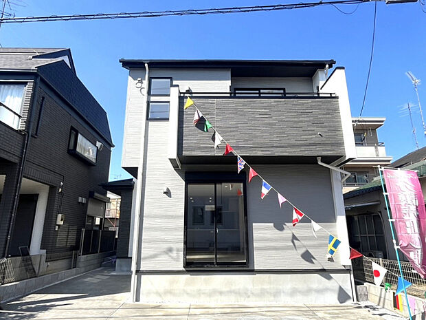 【外観】　前面道路は南東5.0m。陽当たりのよい立地です。