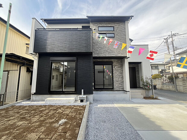 【外観/1号棟】　南側に庭と並列2台分のカースペースを確保しています。