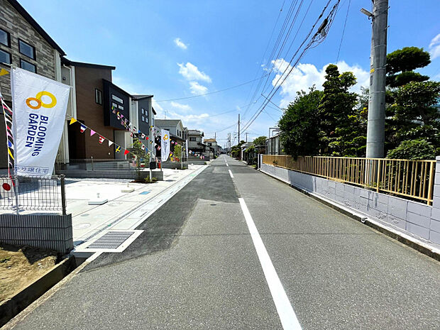 【街並み】　ゆとりある前面道路に面した、穏やかな住宅街です。