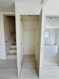 【ロフト階段・収納】