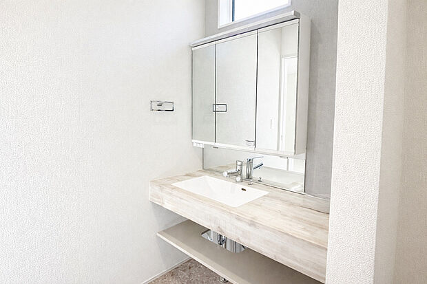 【■スマートサニタリー】フルフラットカウンターに三面鏡と下部のオープン棚を組み合わせたオープンサニタリー。耐久性・耐汚染性に配慮した素材を採用し、日常使いしやすい仕様です。