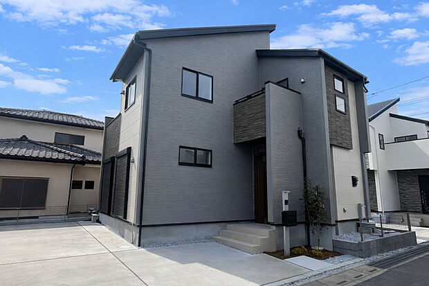 【【外観/2号棟】】南側に並列2台分の駐車スペースを確保しています。