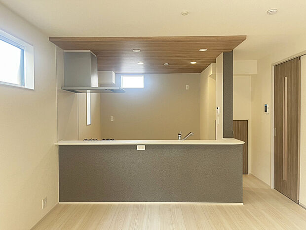 【【ダイニング/1号棟】】落ち着いた配色で、空間になじむキッチンまわりです。