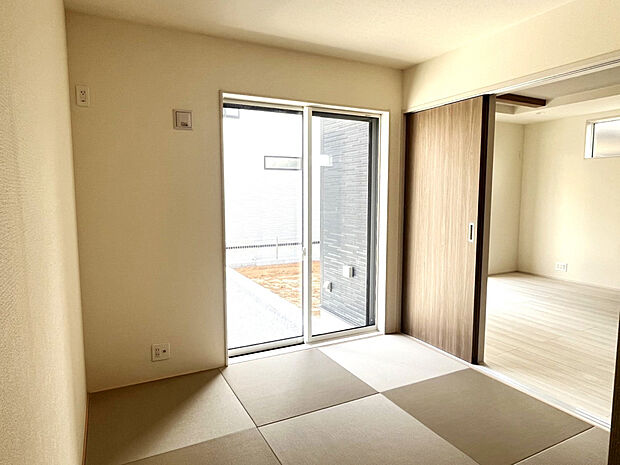 【【和室/1号棟】】リビングに寄り添う、気軽に使える畳スペースです。