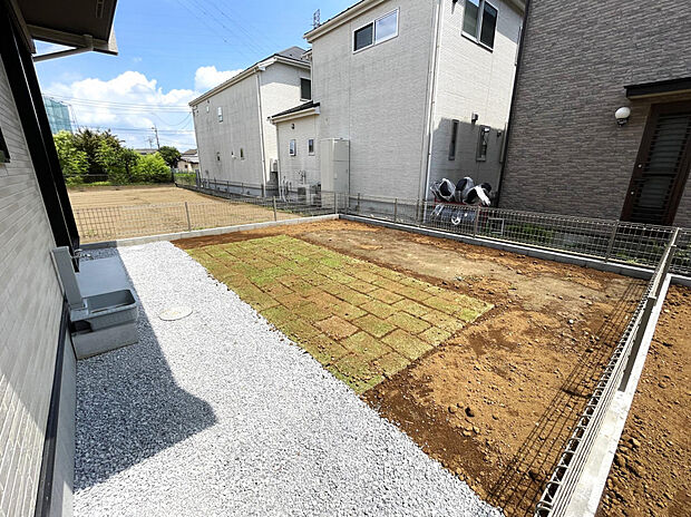 【【庭:3号棟】】南側に庭を設けた、陽当たりの良い住まいです。
