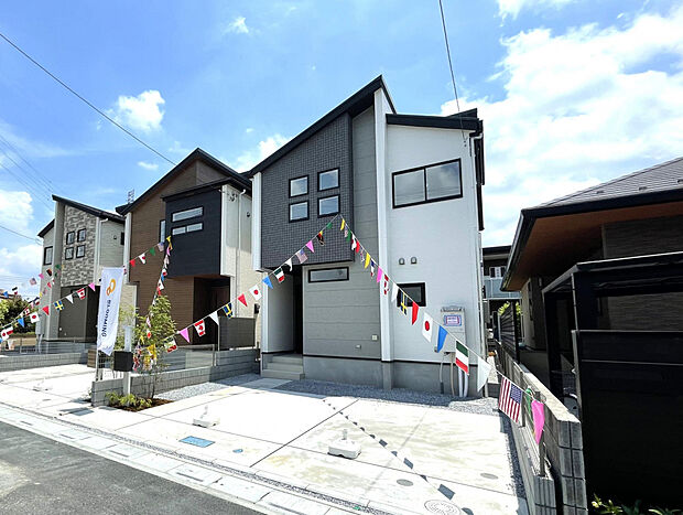 【【外観:1号棟】】並列駐車ができ、出入りもしやすい外構です。