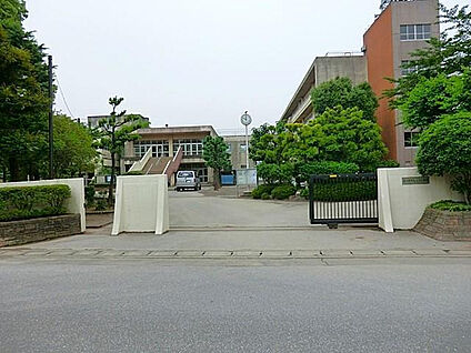 上沖小学校 900m