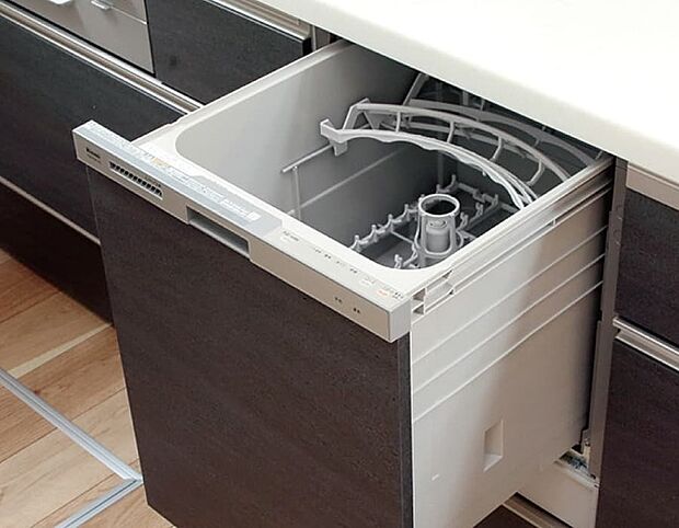 【食器洗い機】水圧で伸びる2段式ノズルで、上部からもシャワーを拡散。庫内の食器すみずみまでしっかり洗い落とします。
