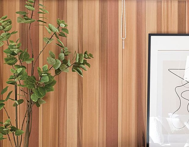 【銘木の風合いが美しい化粧パネル「ザ・ウォール」】リビングの壁に設置された化粧パネル。自然のグラデーションが美しく住まいを彩り、木の息吹を感じさせてくれます。