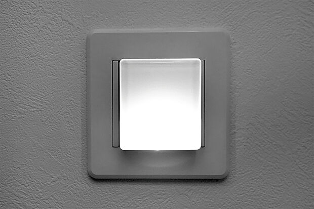 【【ナイトライト】】夜間や停電時に自動点灯し、コンセントから取り外してご利用可能。LED採用の省エネ仕様です。