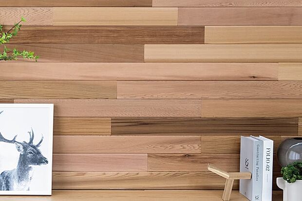 【STYLE03/ウッドパネル(レッドシダー)】木肌のもつ滑らかさが目を惹くレッドシダーを採用したウッドパネル。ひとつのピースの中でも濃淡が大きく出てくるのが特徴で、天然木ならではの個性豊かな表情が空間を彩ります。