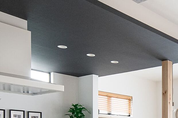 【【キッチン天井アクセントクロス】】他の壁とは異なる素材が、リビングに彩りを添えながら、空間に心地よいアクセントと変化を生みます。