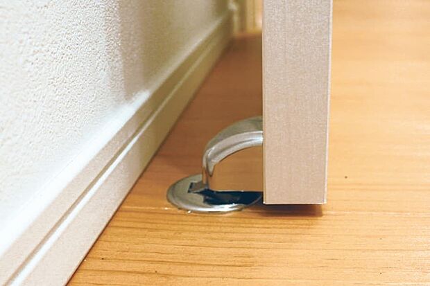 【【マグネットドアストッパー】】手軽にドアが留められ、床とフラットに近い形状なのでお掃除がしやすいマグネット式の戸当り。凹凸が少ないのでつまずきがなく安全です。