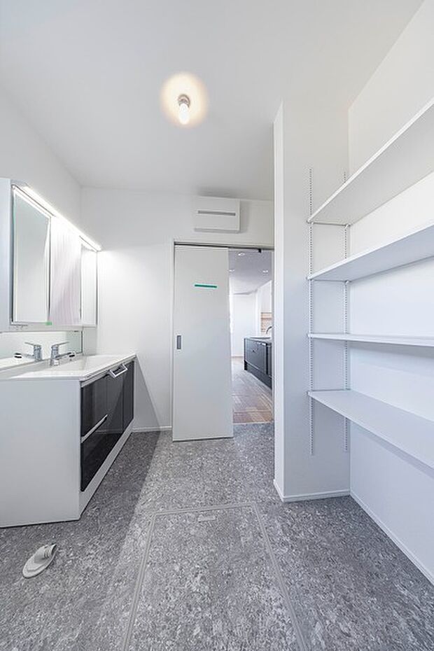 【サニタリールーム】キッチンとリビングの2箇所へアクセスしやすい水まわり快適動線設計。子どもも使いやすいミドルミラーなど機能的な化粧洗面台を採用。※1号棟/2026年1月撮影